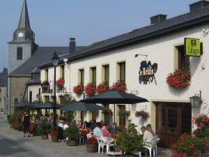 L'hôtel-restaurant se situe à Corbion-sur-Semois 